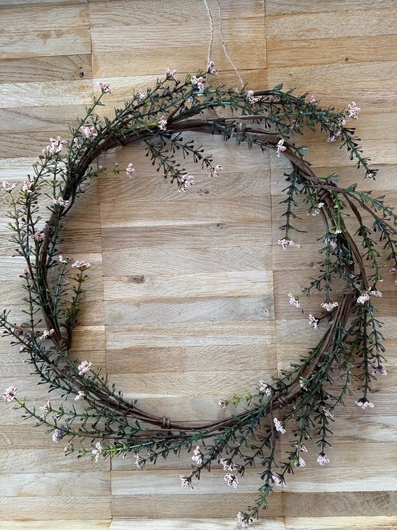 Naturkranz mit feinen Zweigen und rosa Beeren - rustikaler Dekokranz