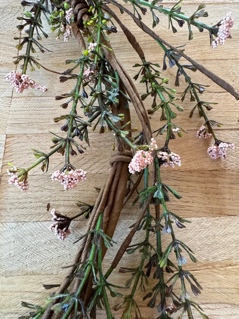 Naturkranz mit feinen Zweigen und rosa Beeren - rustikaler Dekokranz
