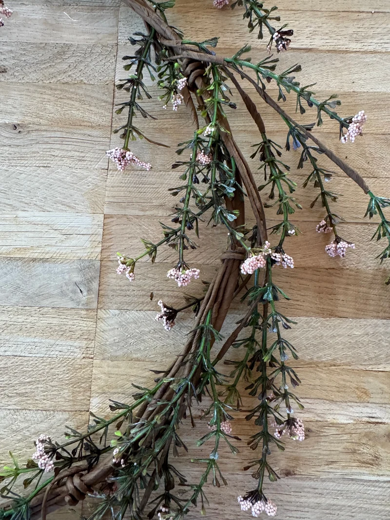 Naturkranz mit feinen Zweigen und rosa Beeren - rustikaler Dekokranz