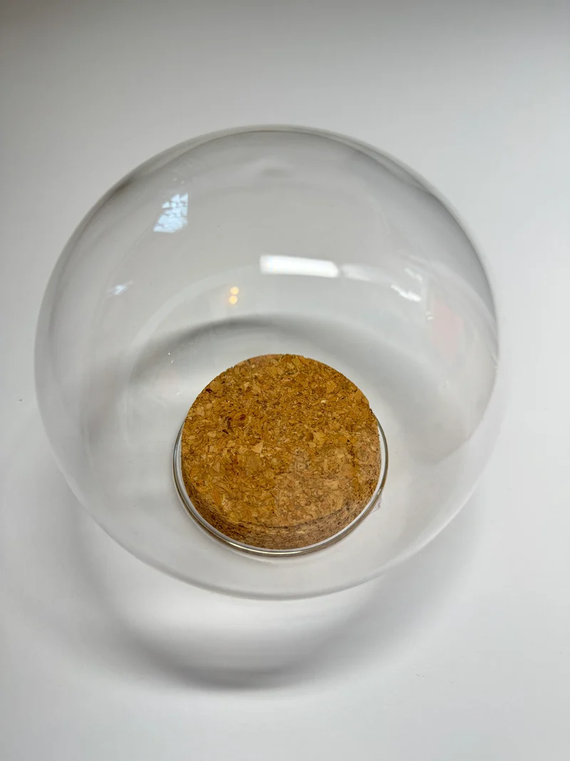 Glaskugel mit Korkboden