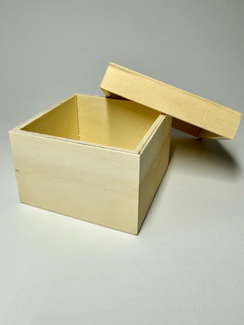 Holzkiste mit Deckel