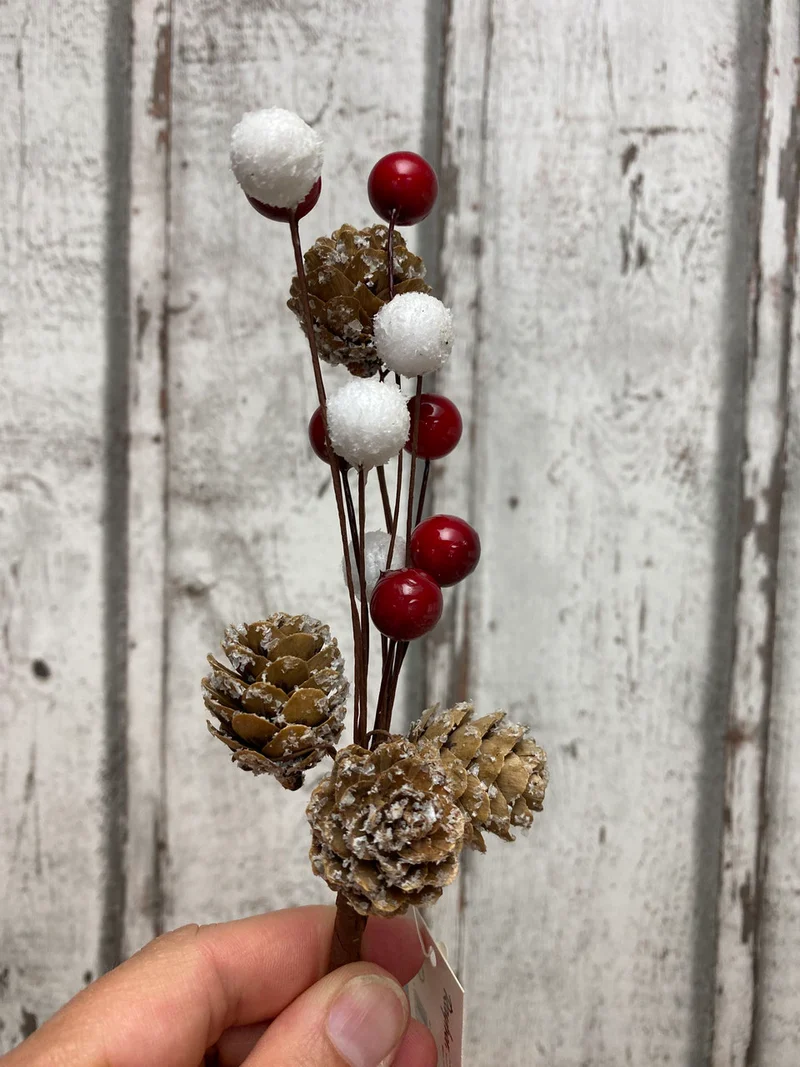 Zweig mit Beeren, Zapfen und Schneekugeln
