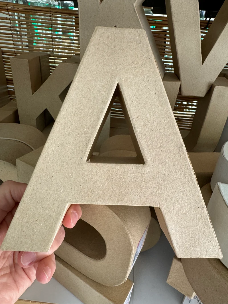 Buchstaben aus Pappmachè