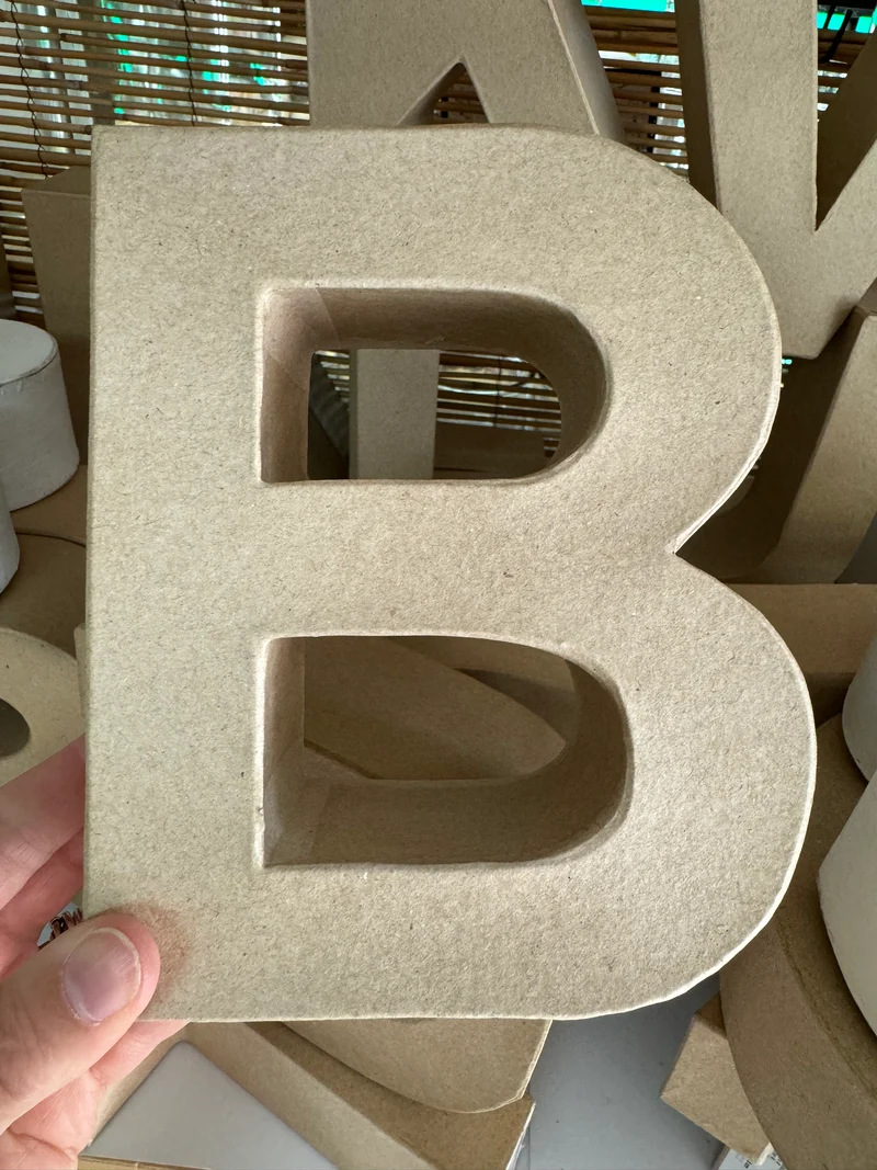 Buchstaben aus Pappmachè
