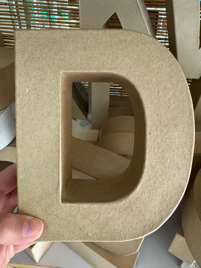 Buchstaben aus Pappmachè