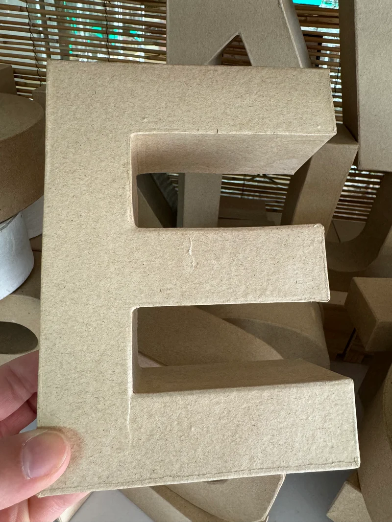 Buchstaben aus Pappmachè