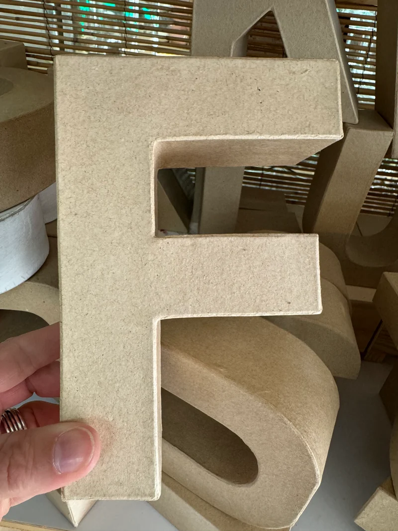 Buchstaben aus Pappmachè