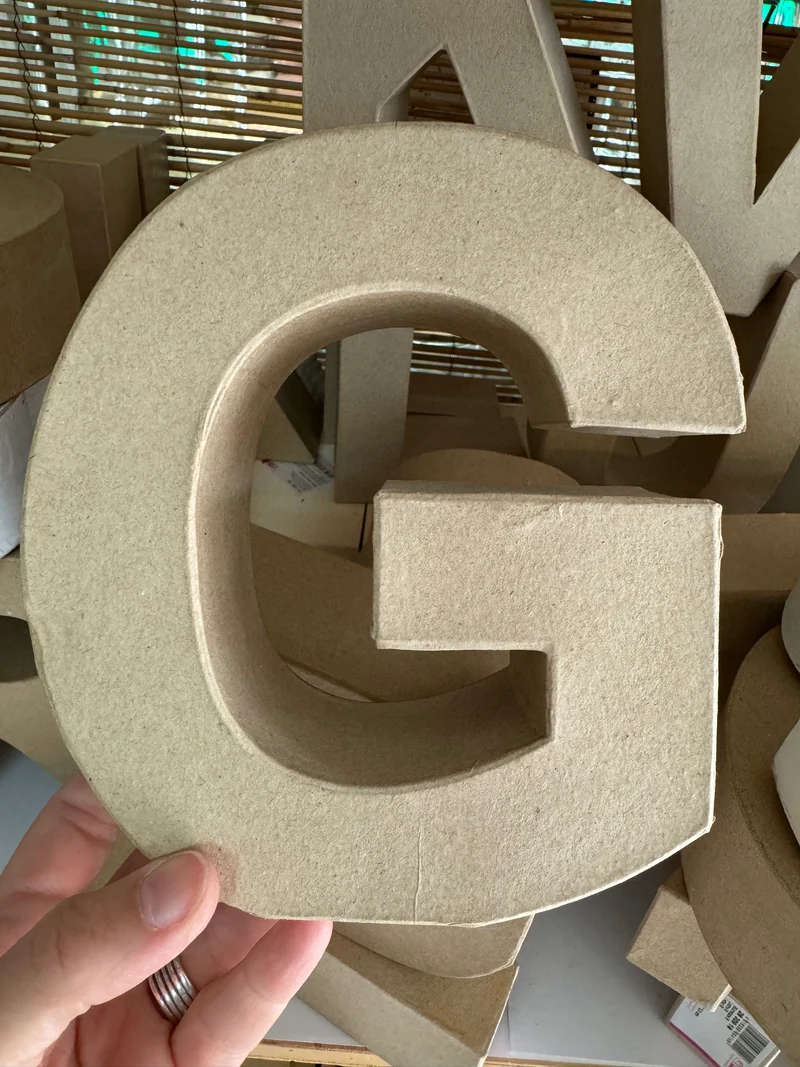 Buchstaben aus Pappmachè