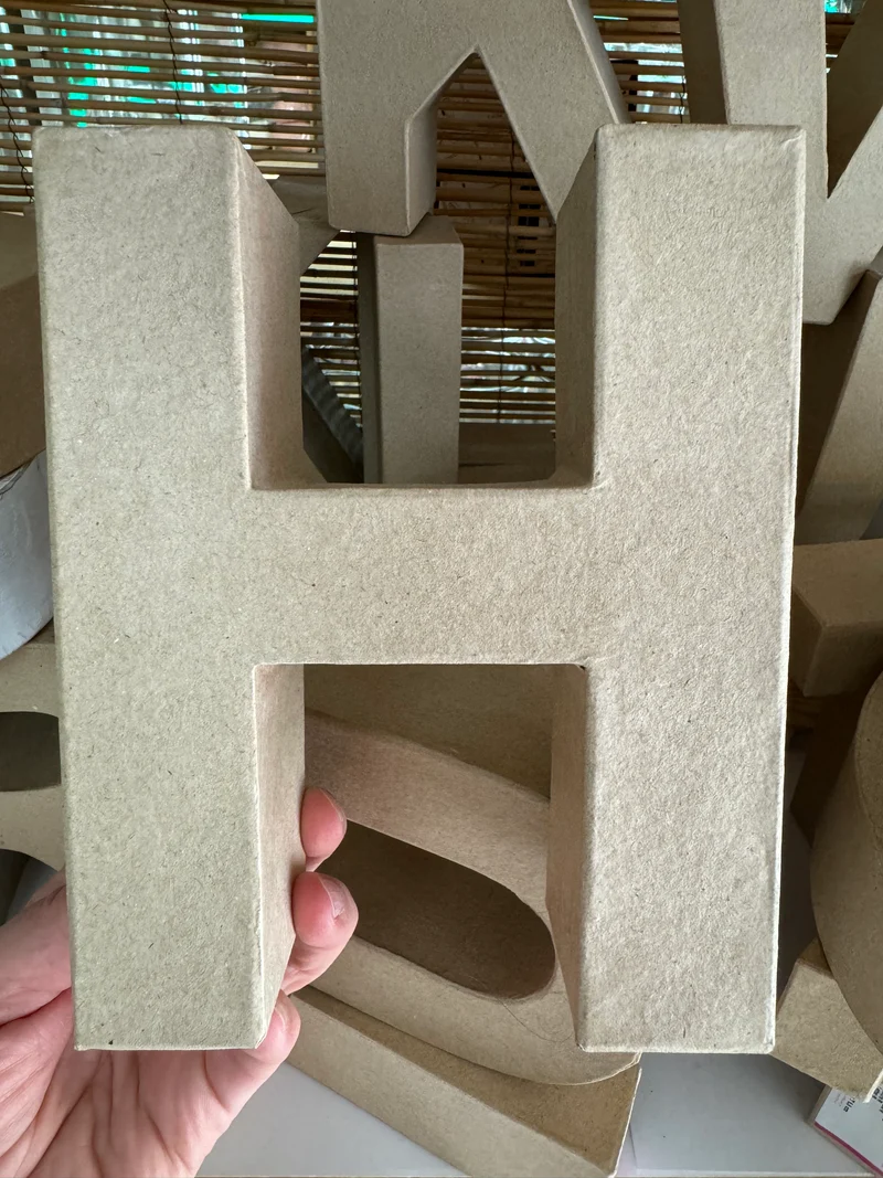 Buchstaben aus Pappmachè