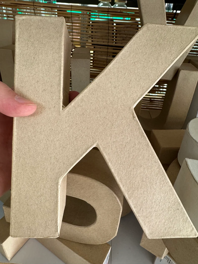 Buchstaben aus Pappmachè