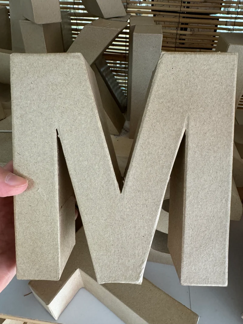 Buchstaben aus Pappmachè