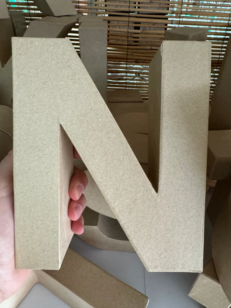 Buchstaben aus Pappmachè