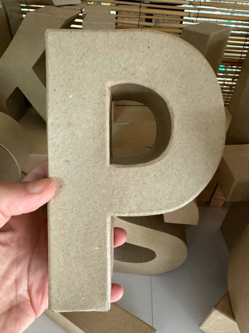 Buchstaben aus Pappmachè