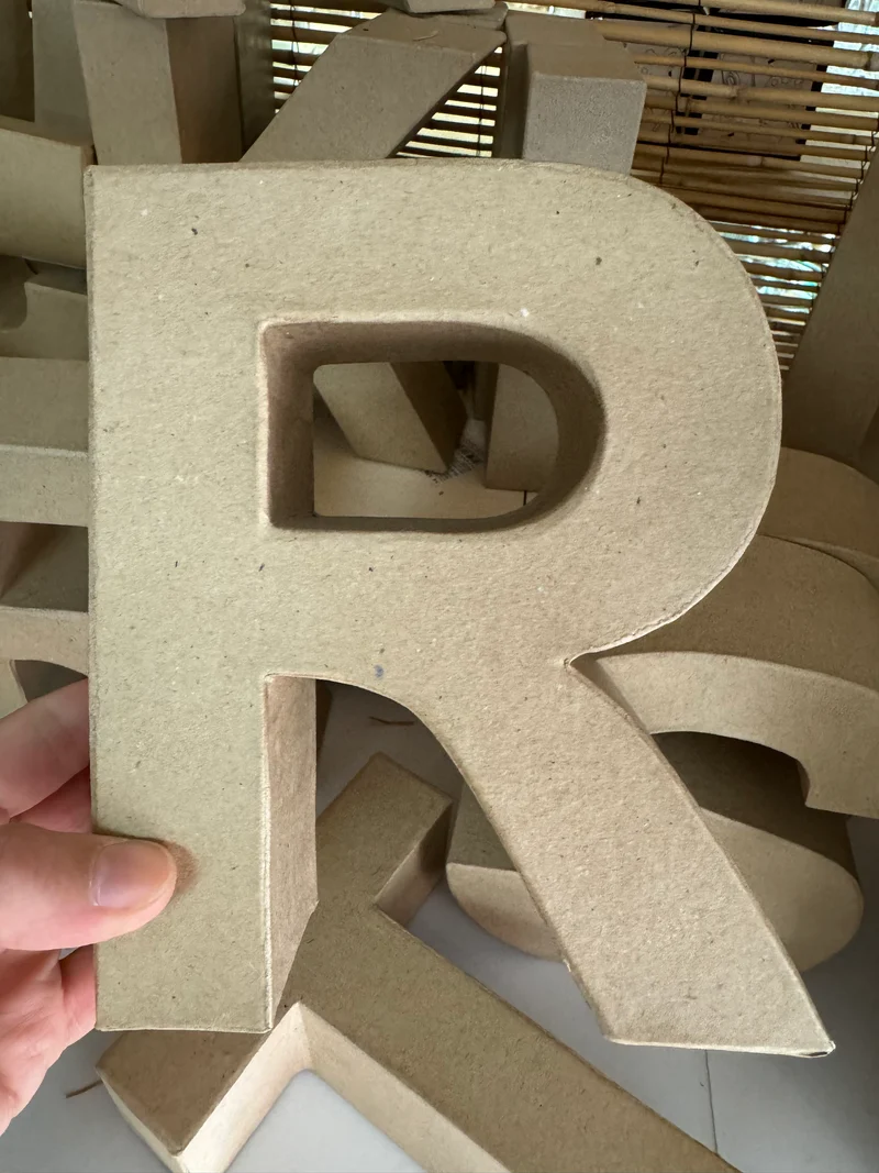 Buchstaben aus Pappmachè
