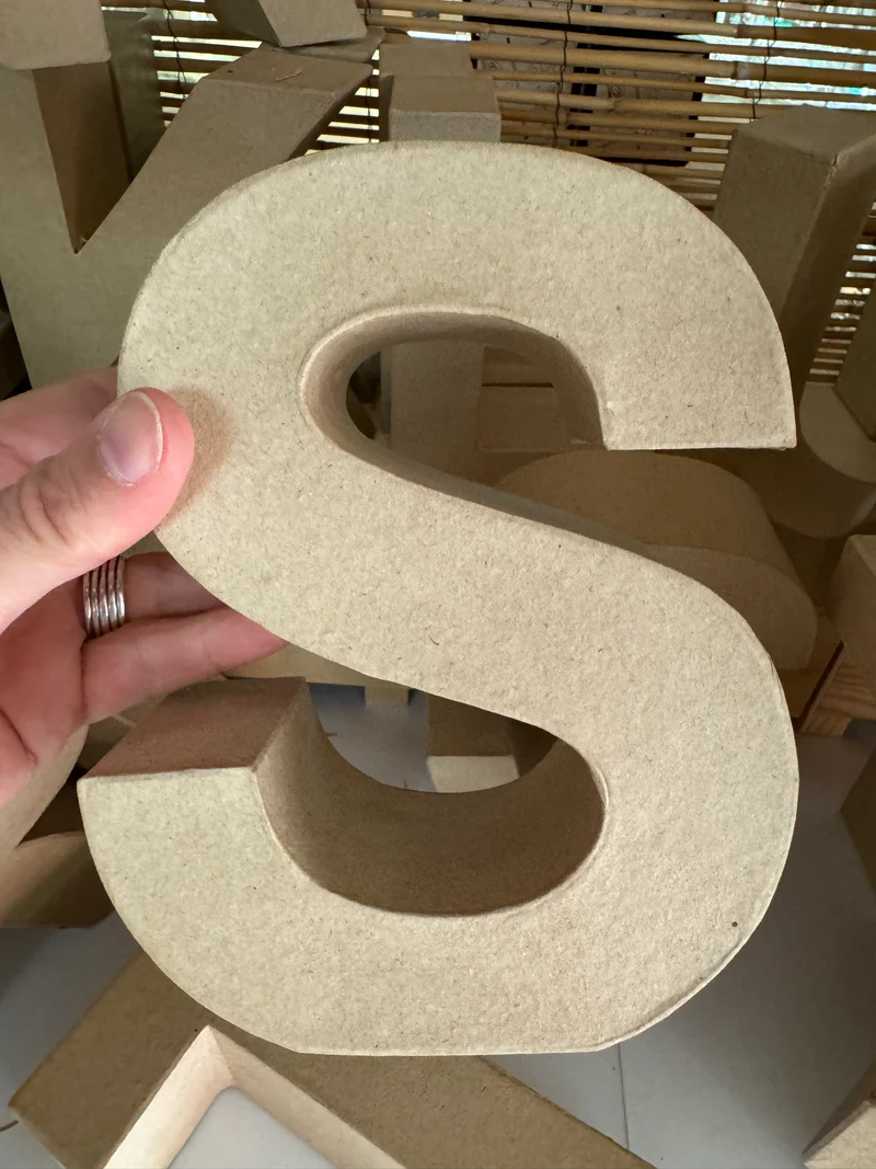 Buchstaben aus Pappmachè