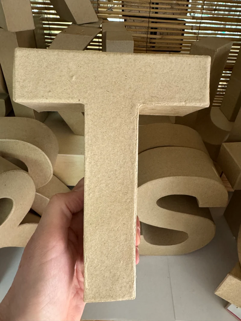 Buchstaben aus Pappmachè