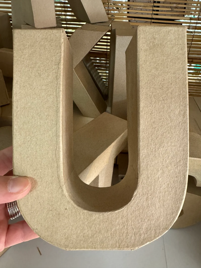 Buchstaben aus Pappmachè