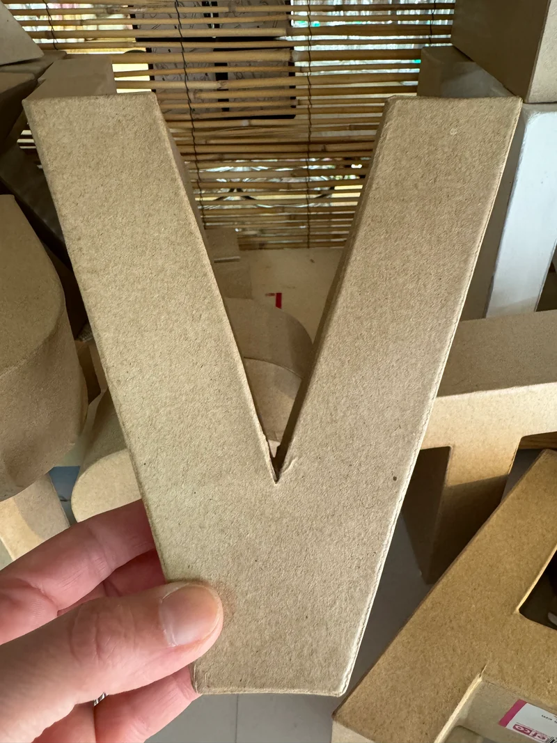 Buchstaben aus Pappmachè