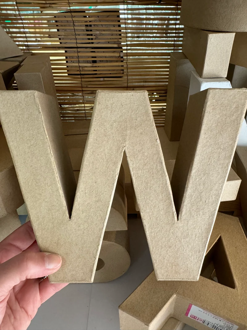 Buchstaben aus Pappmachè