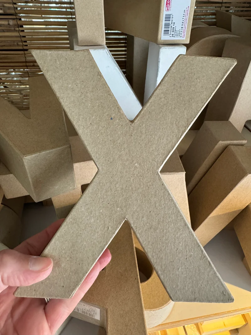 Buchstaben aus Pappmachè