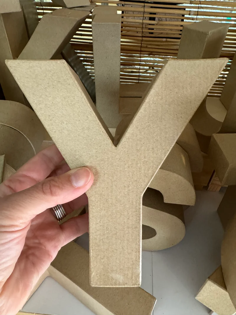 Buchstaben aus Pappmachè