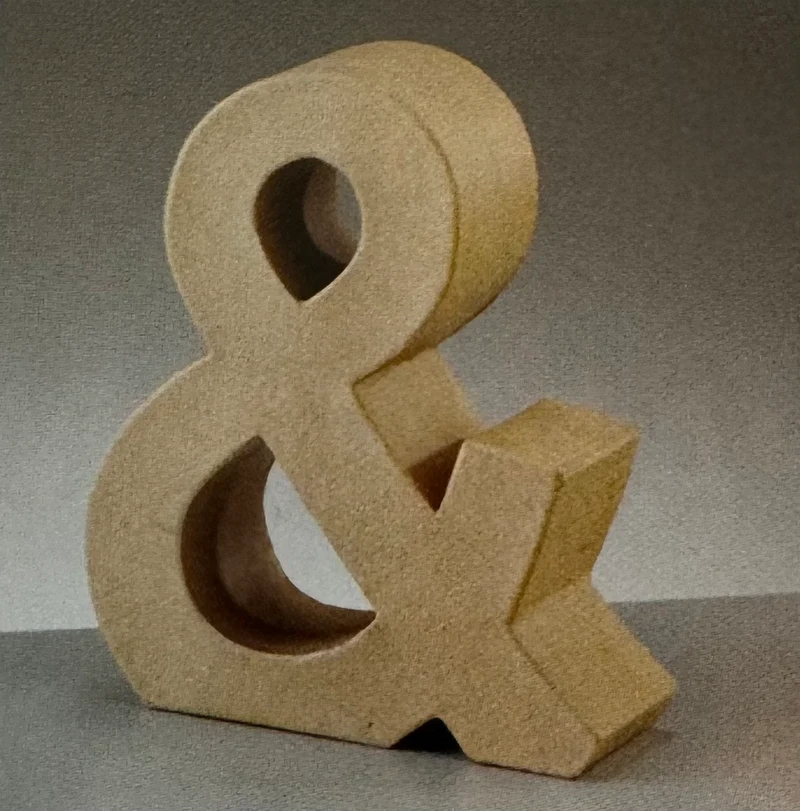 Buchstaben aus Pappmachè