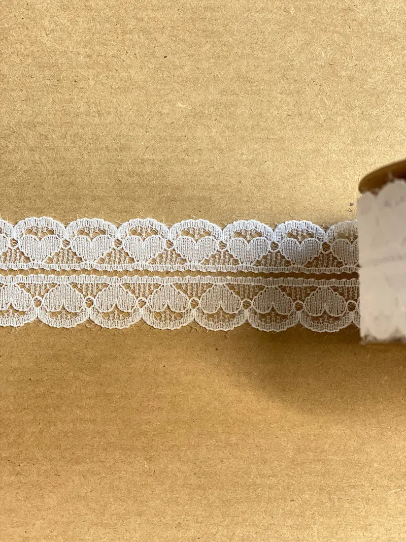 Weiße Spitzenborte mit Verzierung – Meterware für Nähen, Basteln & Dekoration