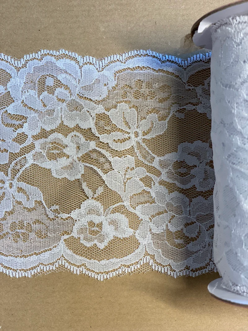 Weißes Spitzenband mit Blumenmuster 12 cm breit - Dekoband & Tischdekoration