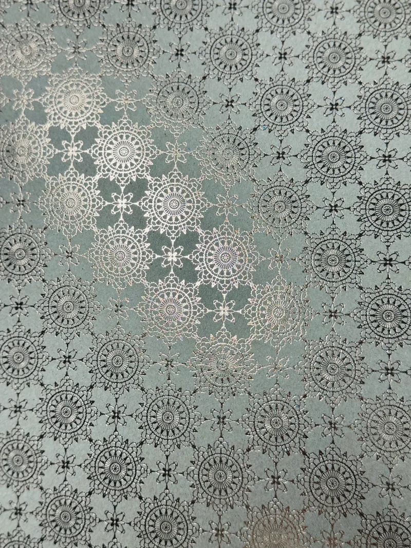 Tonkarton mit foliertem Ornament