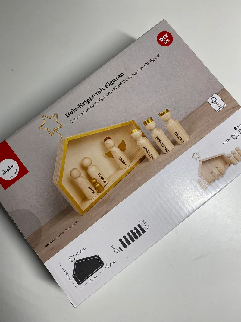 Holz-Krippe mit Figuren