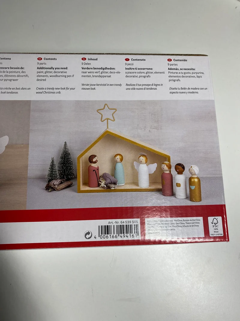 Holz-Krippe mit Figuren