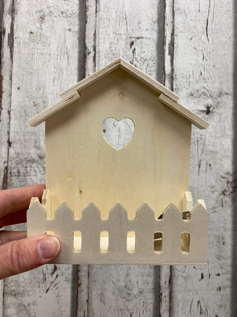 Holzhaus mit Vorgarten Herzchen