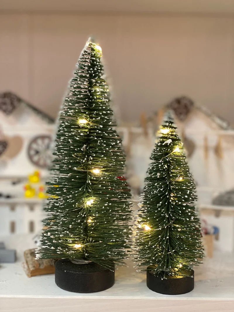 Tanne mit LED Drahtlichterkette